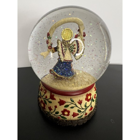 ❄️ Vintage Musical Snow Globe – "Celebrate Friendship" – A Heartwarming Keepsake - Picture 7 of 10